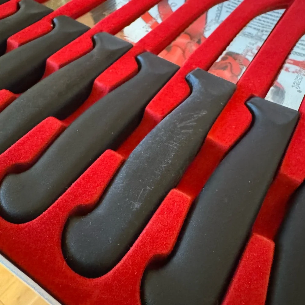 New in box Chef’s Secret Stainless Steel Cutlery Black Steak Knife Set of 8